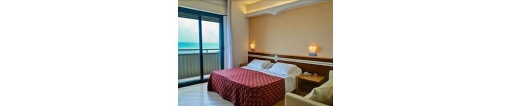 Hotel Europa Beach Village 朱利亚诺瓦 外观 照片