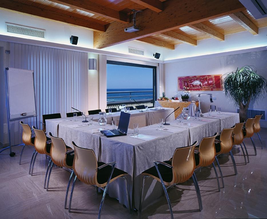 Hotel Europa Beach Village 朱利亚诺瓦 商务 照片
