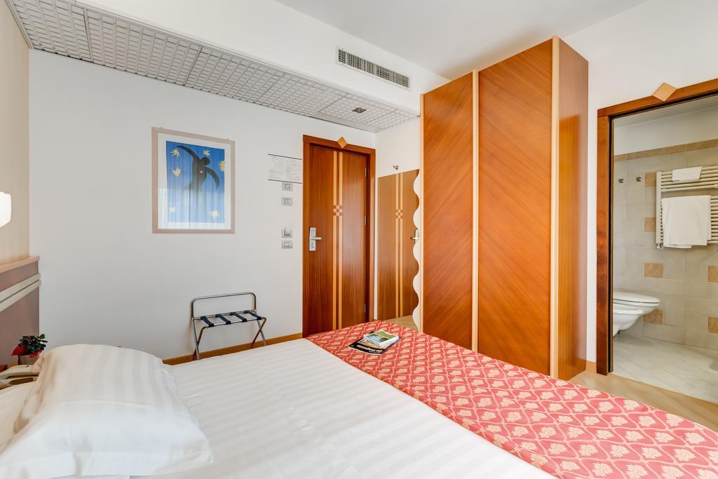 Hotel Europa Beach Village 朱利亚诺瓦 客房 照片
