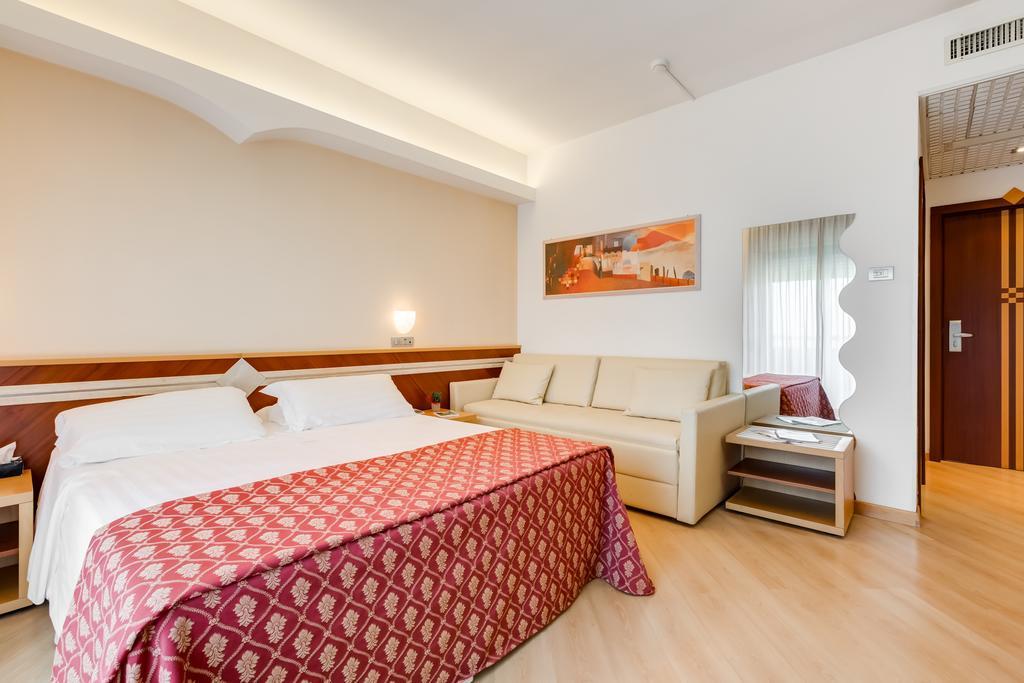 Hotel Europa Beach Village 朱利亚诺瓦 外观 照片