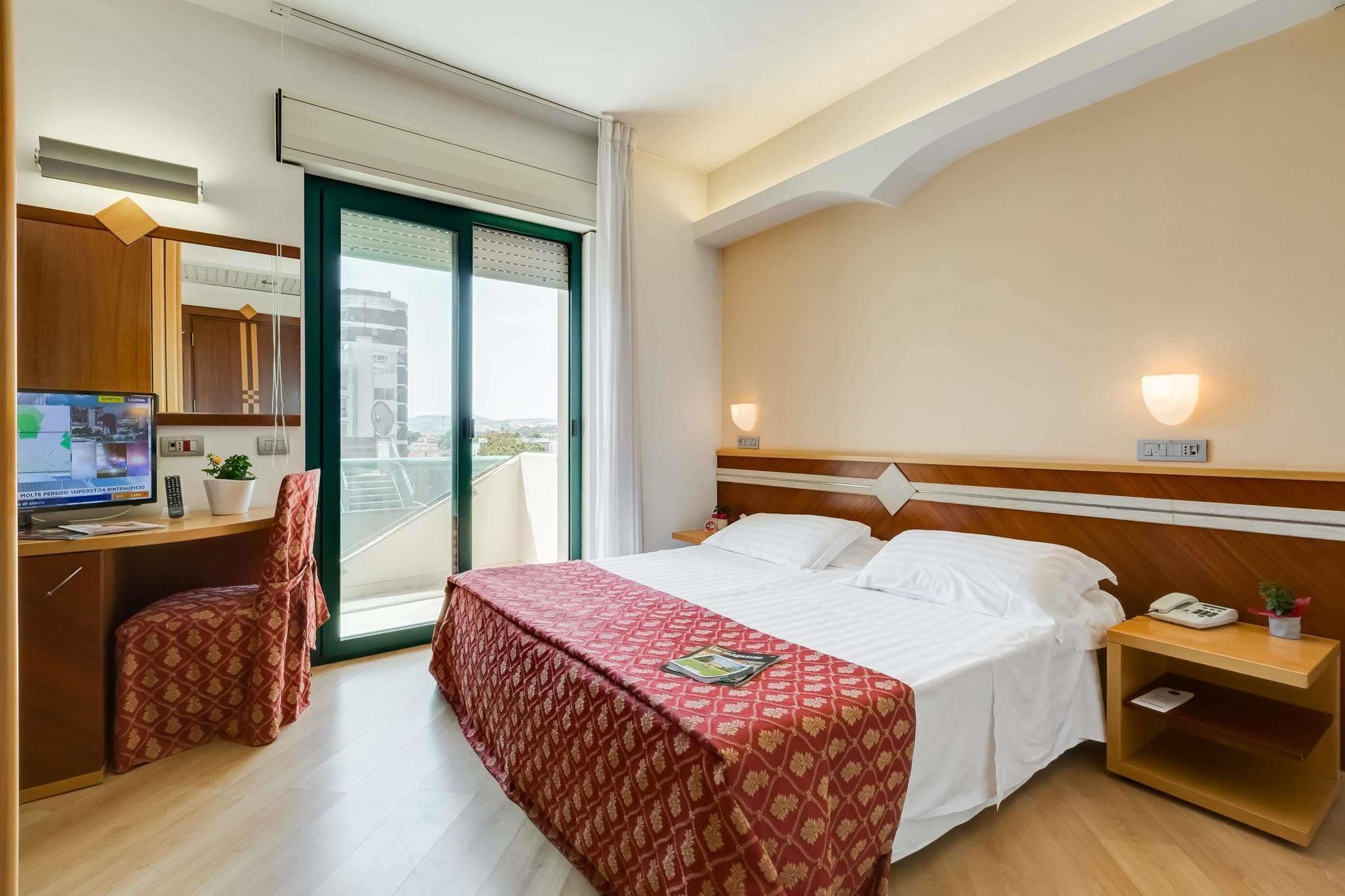 Hotel Europa Beach Village 朱利亚诺瓦 外观 照片