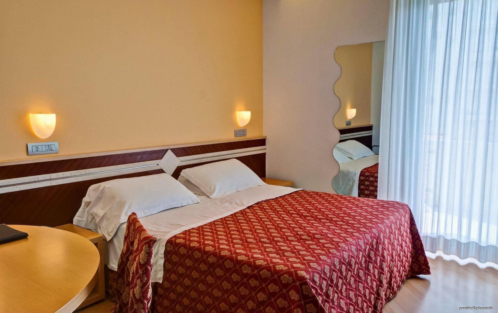 Hotel Europa Beach Village 朱利亚诺瓦 外观 照片